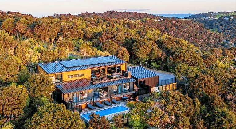 Villa with pool & jacuzzi in Auckland