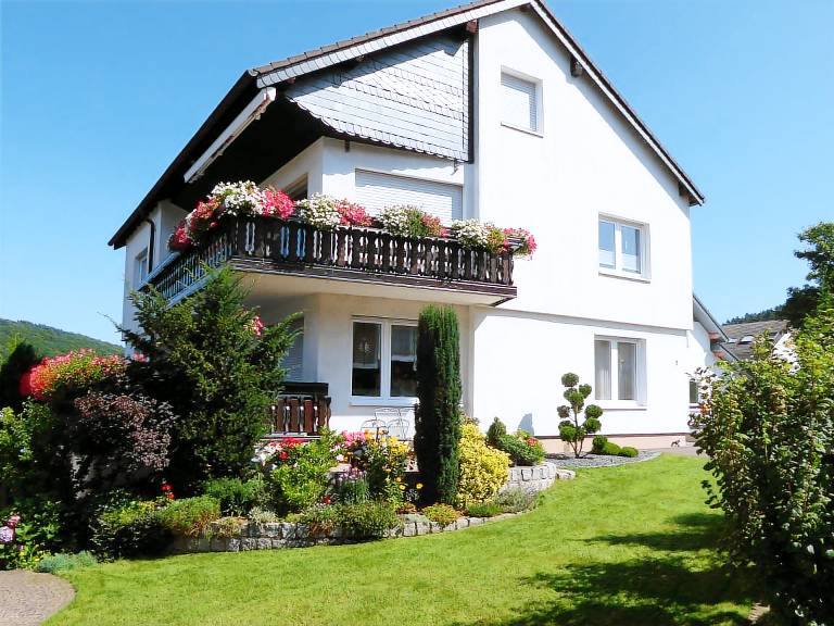 Rental apartment with BBQ, yard & fast internet | City view in Brilon