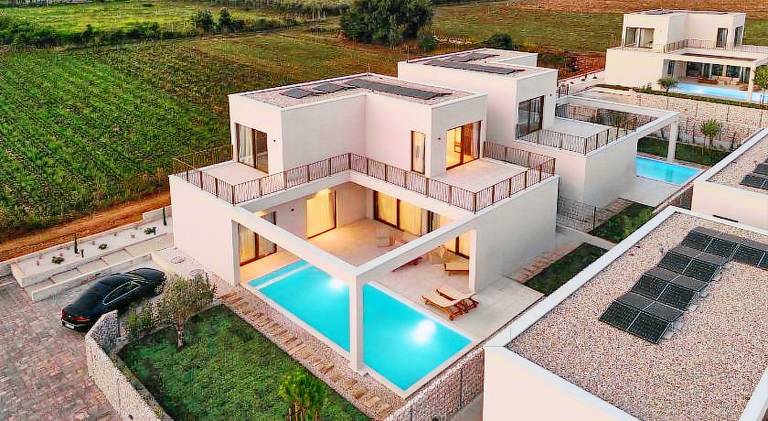 Vacation home with pool — photo 4