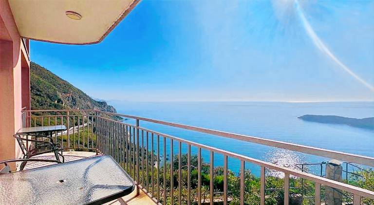Rental apartment with yard, patio & grill in Budva
