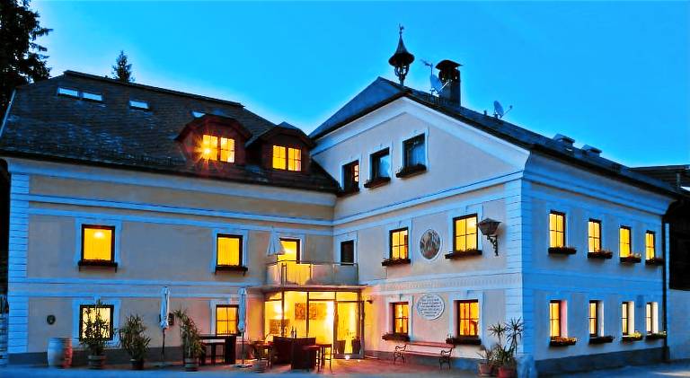 Rental apartment with terrace, BBQ & pool in Tamsweg
