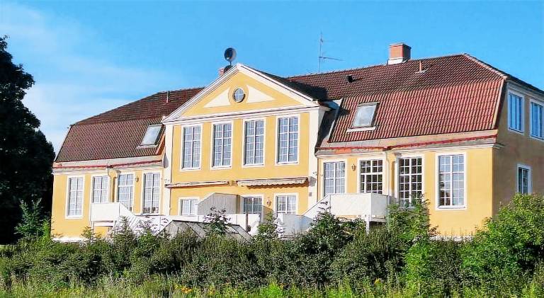 Pleasant rental apartment with yard, pool & terrace | Pets allowed in Gävle