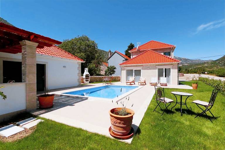 Charming serene 3-BR pet-friendly Villa for 6 with heated pool — photo 3