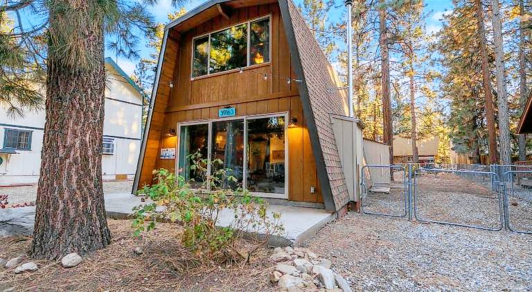 Vacation home with yard, barbecue & patio in Big Bear Lake, CA