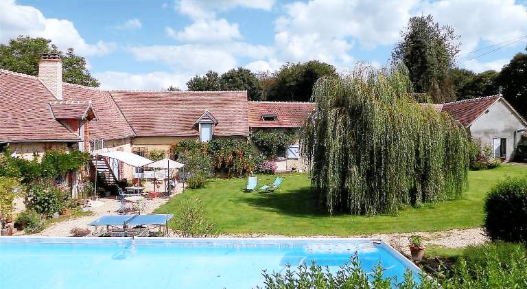 Farm with private pool, patio & grill | Pets are welcome in Bourges