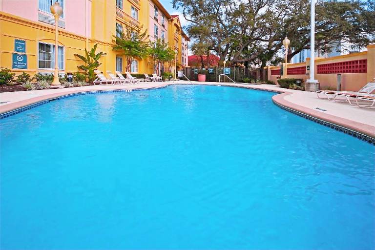 La Quinta Inn & Suites by Wyndham USF (Near Busch Gardens) — photo 3
