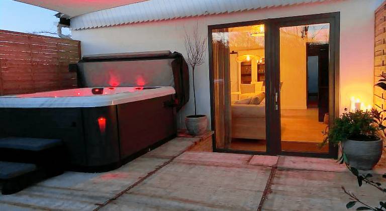 Vacation home with jacuzzi | Pets are welcome — photo 2