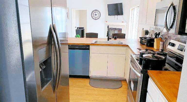 Beautiful House Sleeps 12 - Hot Tub - Breakfast - Walk to Beach — photo 3
