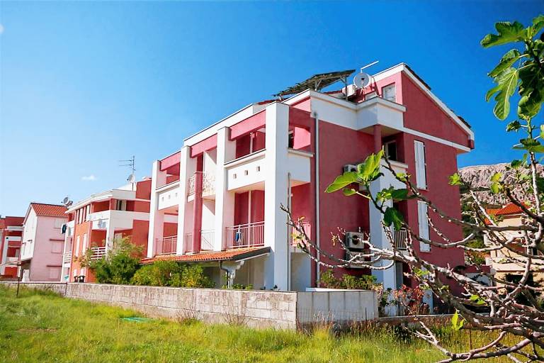 Charming apartment with barbeque & terrace | Beach nearby | Pets allowed in Baska
