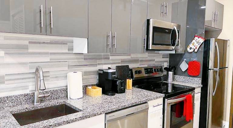 508 Urban Lifestyle king bed APT in Center CITY — photo 4