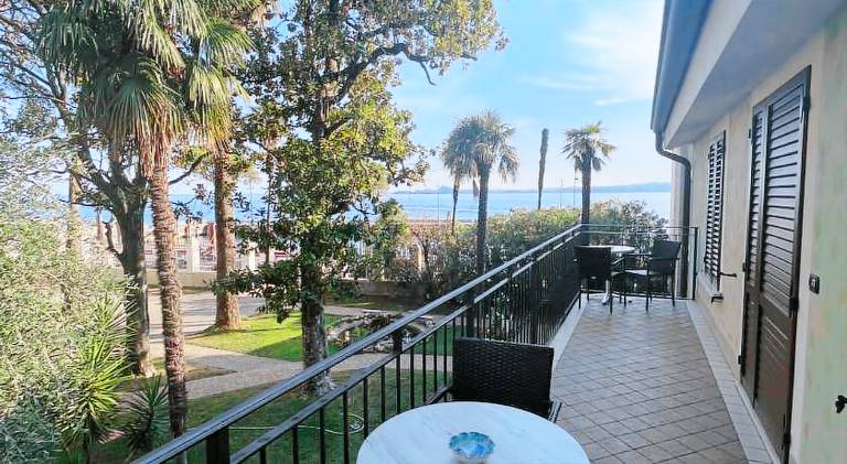 Serviced apartment with patio, yard & pool | Beach nearby | Dogs allowed — photo 4