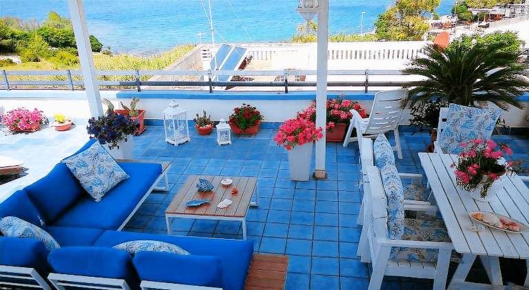 House with 1 room for 6 persons in Patu