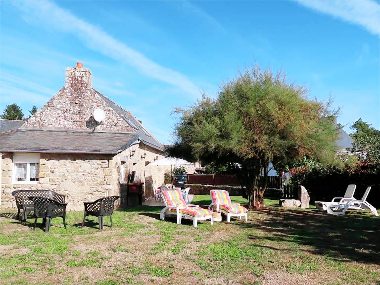Fully equipped charming house with garden, patio & grill | Pets allowed — photo 3