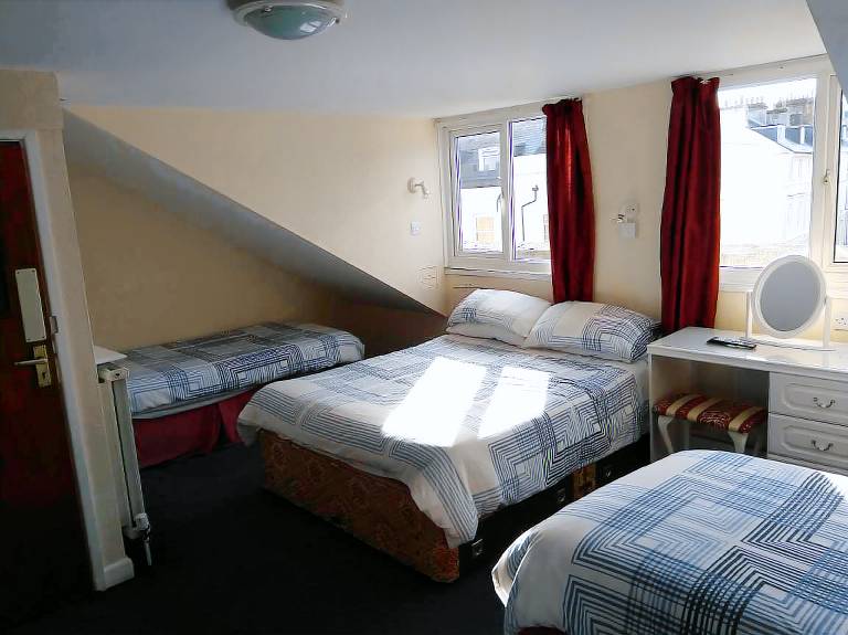 LAMPLIGHTER GUESTHOUSE — photo 3
