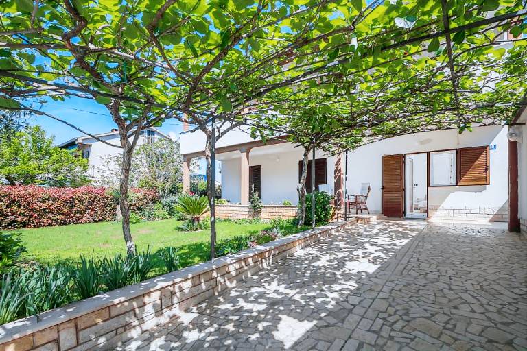 Apartment with BBQ, yard & patio in Porec