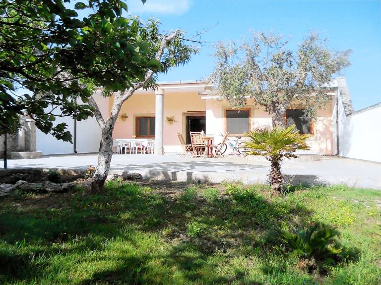 Villa with yard & private pool — photo 4
