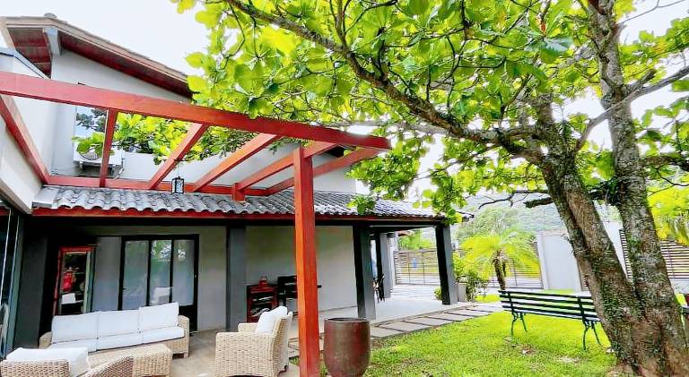 Holiday apartment with barbeque & yard in Palhoça
