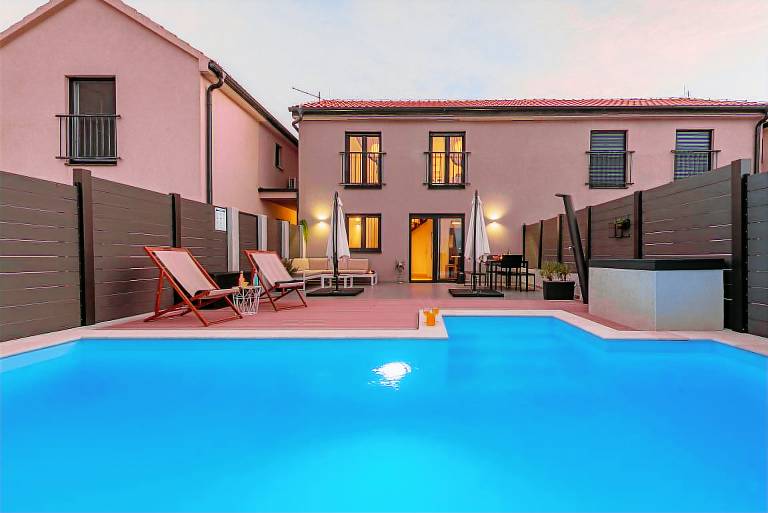 Wonderful villa with private pool, patio & barbeque | Pets allowed in Zadar