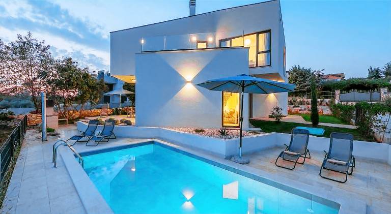 House with pool — photo 2
