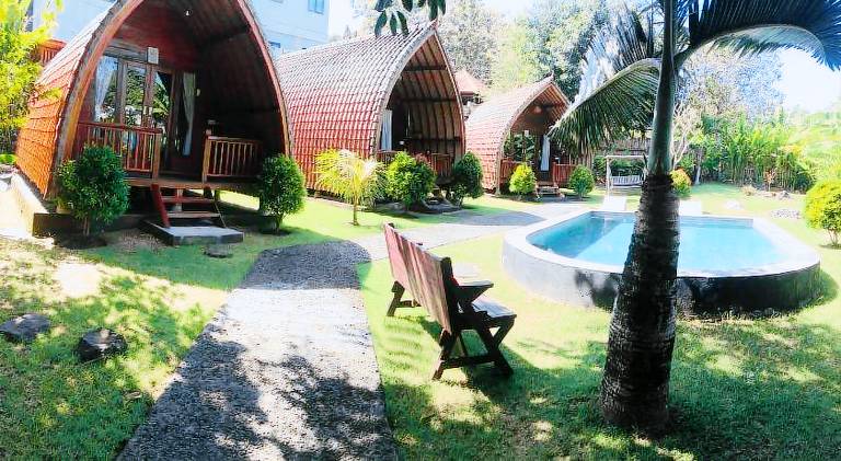 Bungalow with garden, pool & patio — photo 2