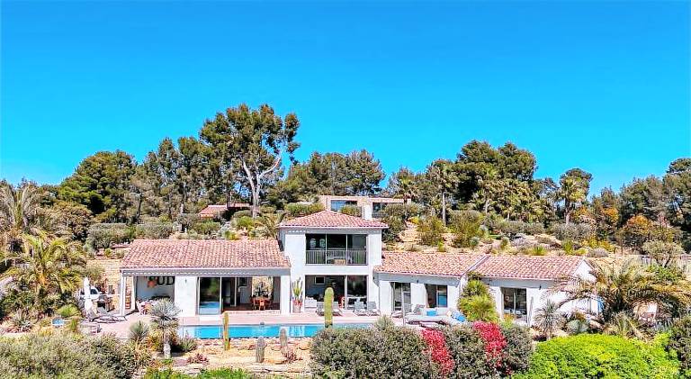 Villa with terrace, BBQ & private pool in Bandol