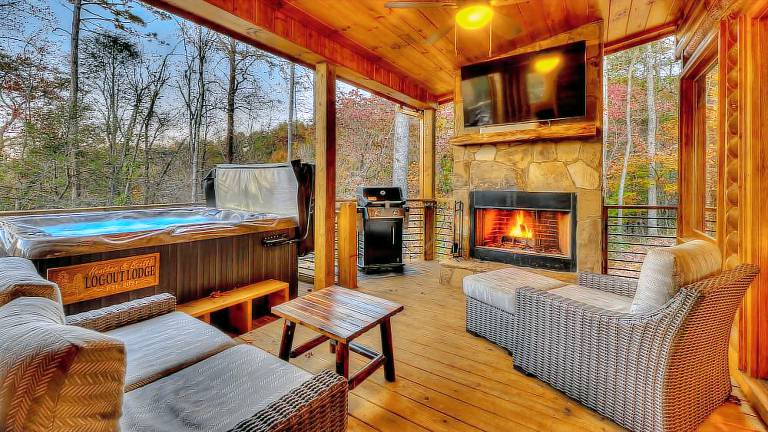Log-Off Lodge - Pet Friendly Outdoor Fireplace Hot Tub — photo 5