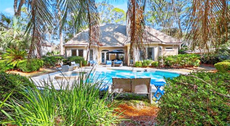 Vacation home with pool — photo 5