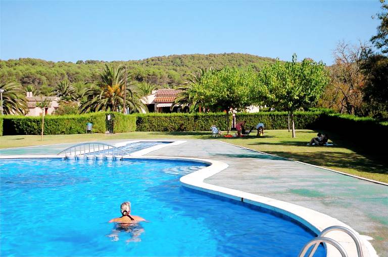 Vacation home with terrace, yard & pool — photo 4