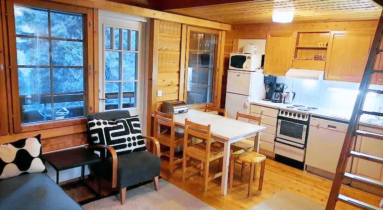 Chalet with patio, BBQ & yard | Dogs allowed — photo 3