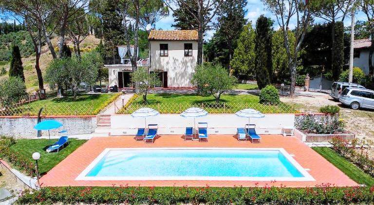 Rental apartment with grill, yard & patio in Certaldo