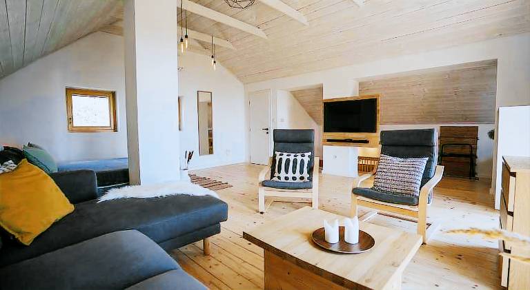Big holiday apartment with yard, jacuzzi & patio | Suitable for remote work | Pets allowed — photo 2