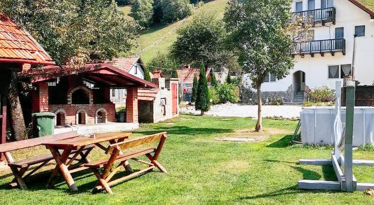 Farm with BBQ, pool & garden | Pets are welcome in Brasov