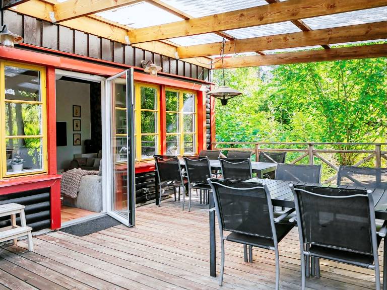 Lovely vacation home with barbeque, yard & terrace | Pet-friendly — photo 2