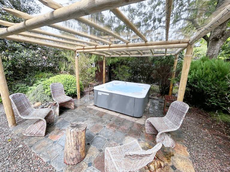 Cottage with jacuzzi & garden — photo 2