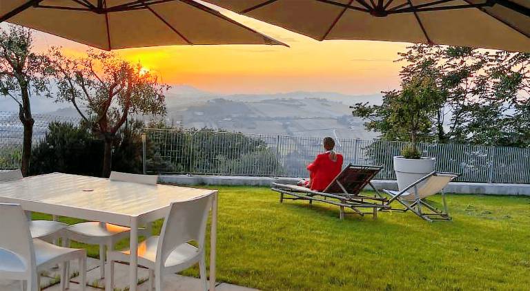 Apartment with 2 rooms for 6 persons in Camerano