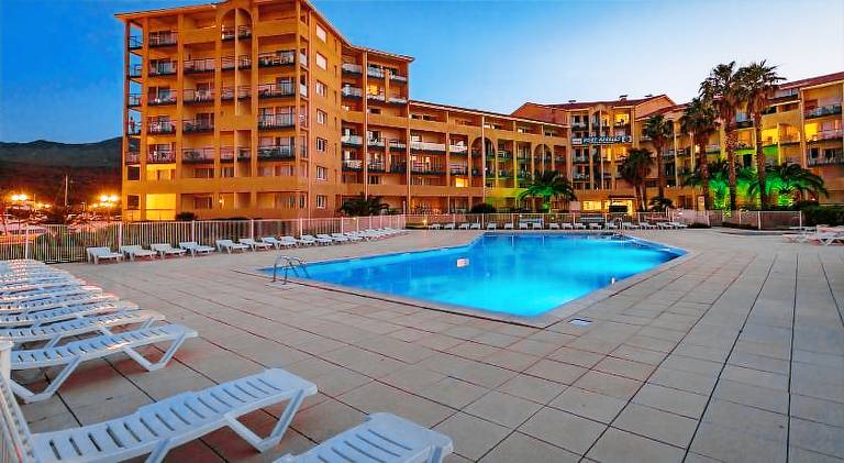 Serviced apartment with terrace, yard & pool | Next to the beach | Pet-friendly — photo 4