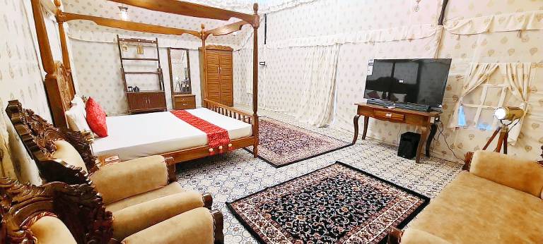Villa with barbeque, yard & pool | Pets allowed — photo 3