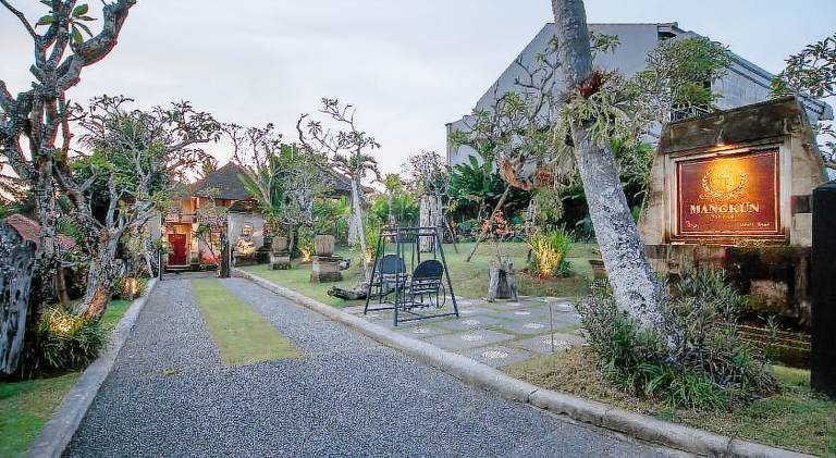 Villa with pool — photo 5