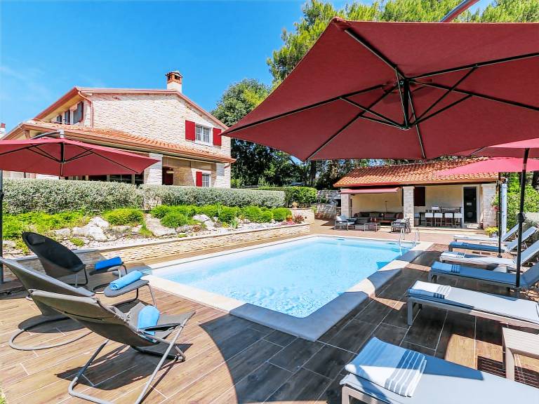 Family-oriented vacation home with private pool, grill & yard | Pet-friendly — photo 4