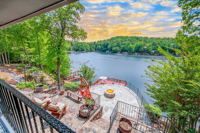 M & M Rockhouse Pet-Friendly Lake Cottage on Lake Lure with Private Lake Access and Fire Pit — photo 2