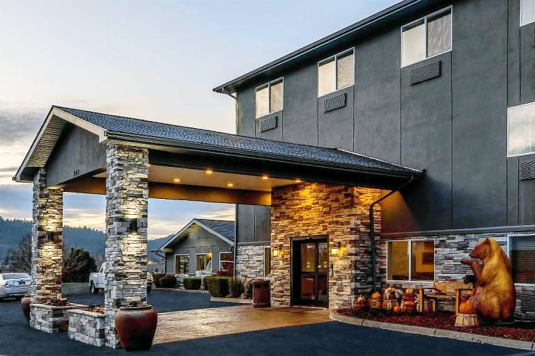 La Quinta Inn & Suites by Wyndham Grants Pass — photo 3
