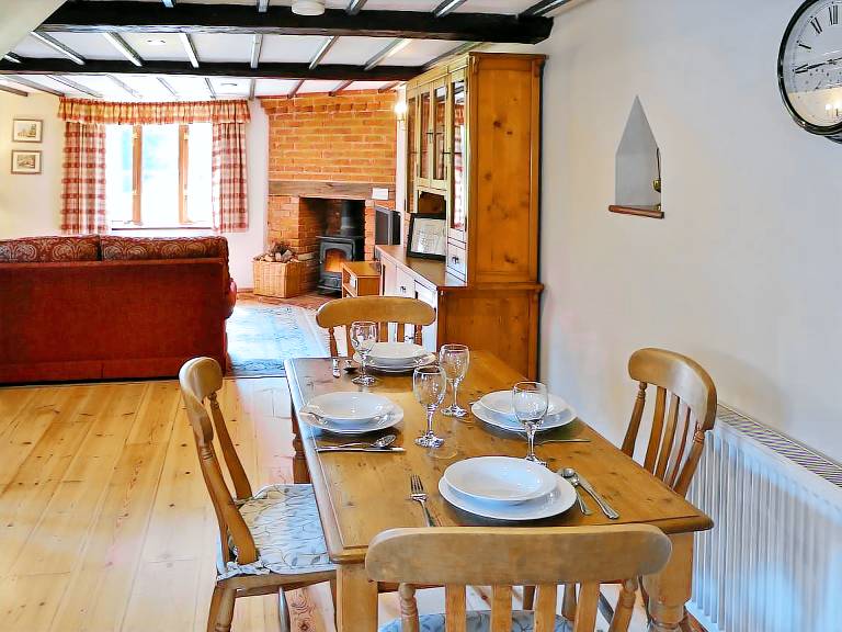 Cottage with yard — photo 4