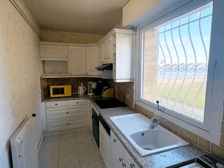 Stunning Sea View Apartment in Varaville – Beachfront Loggia, Sleeps 4 — photo 5