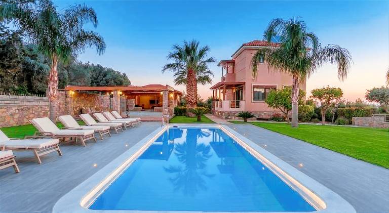 Villa with pool — photo 3
