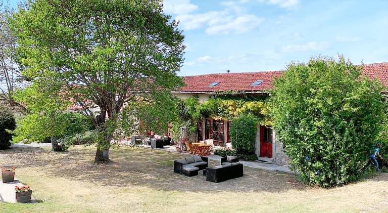 House with BBQ, yard & pool in Marmande