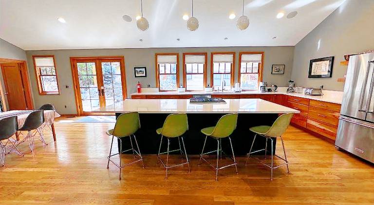 Vacation home with hot tub, barbeque & garden — photo 4