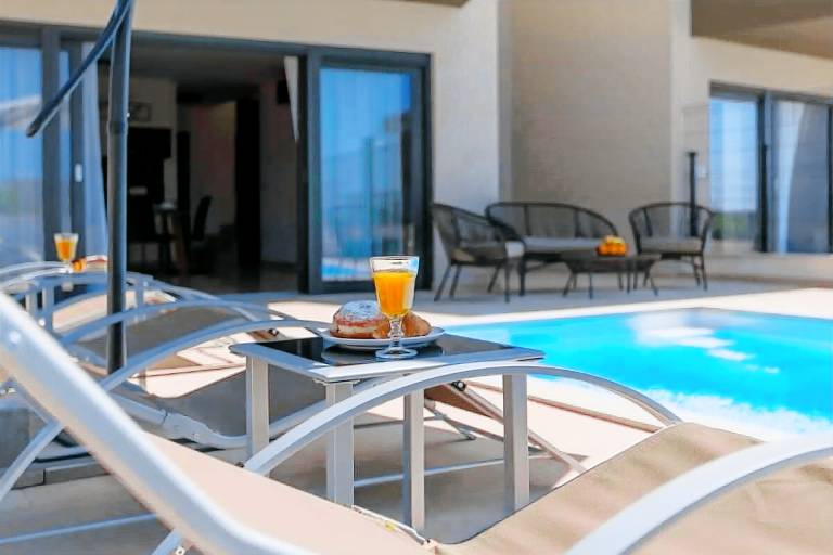 Villa with pool, barbeque & patio in Novigrad