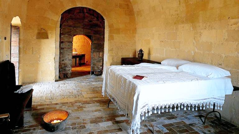 Charming Cave Suite Rental with Panoramic View of Murgia Valley, Southern Italy — photo 2