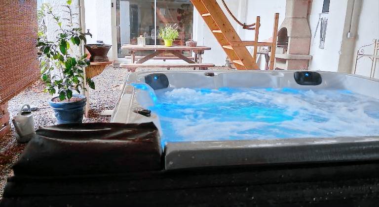 Vacation home with hot tub — photo 4