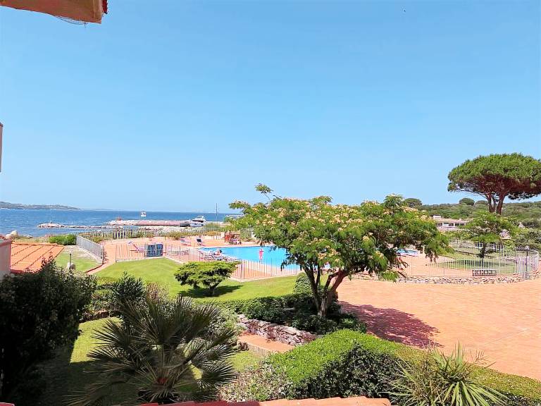 225 Apartment with beautiful terrace on the sea and swimming pool — photo 3